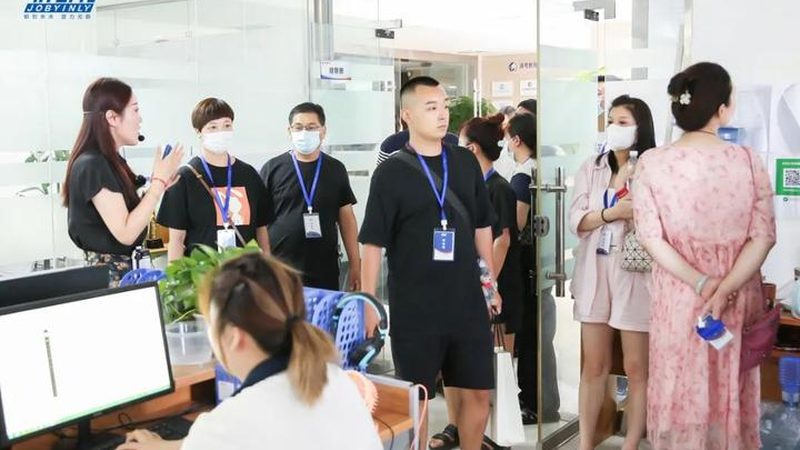 根据我国相关法律法规，焊工培训的年龄限制如下：