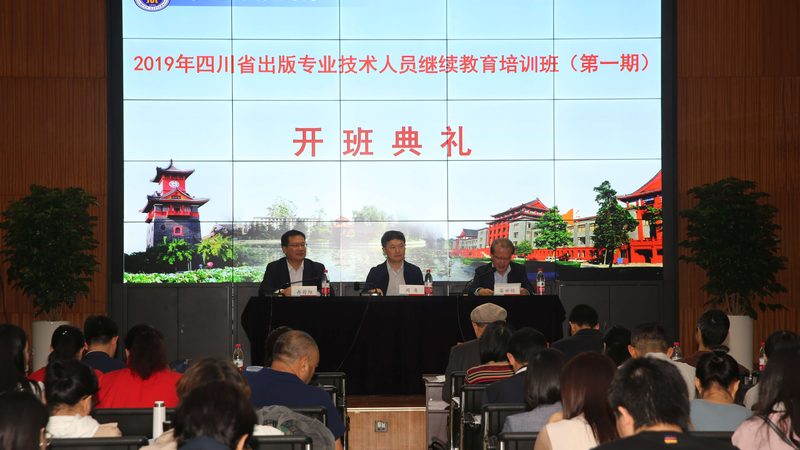 建造师培训课程的师资背景直接关系到教学质量。在挑选课程时，要关注以下几点：